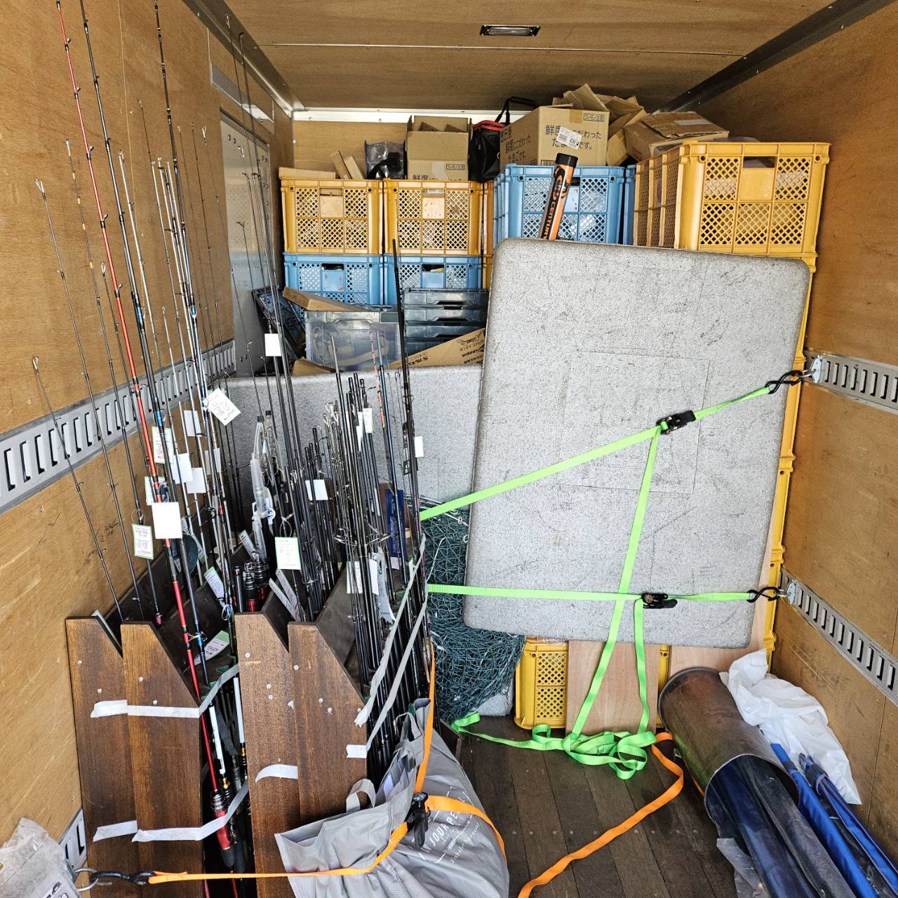 トラックに積み込まれた在庫の様子