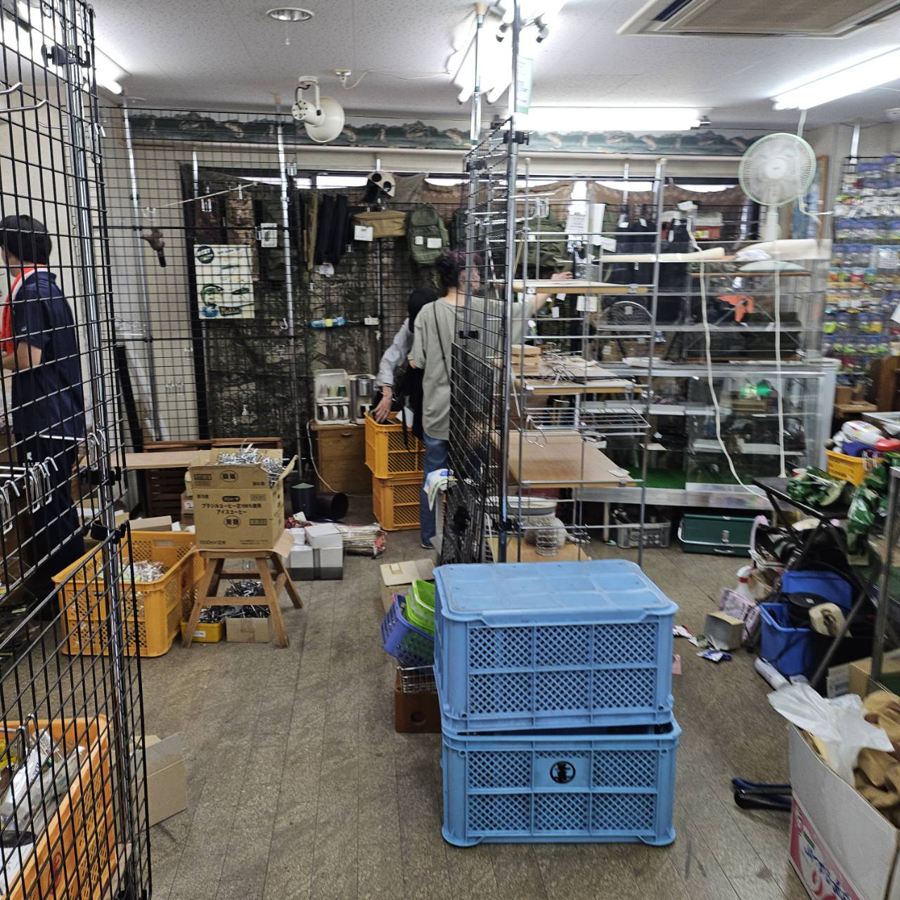 釣り用ウェアやバッグなどの服飾品コーナー