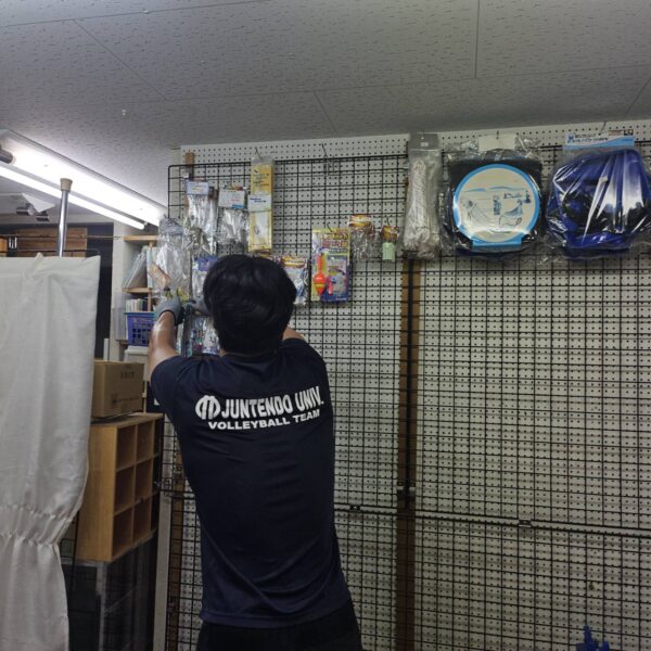 アウトドア用品や服飾品が並ぶ棚