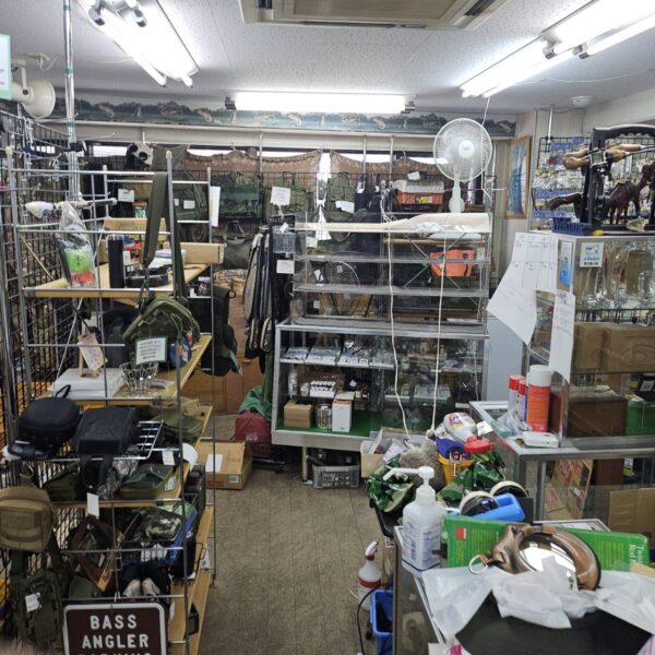 釣具店店内の棚に並ぶ在庫商品