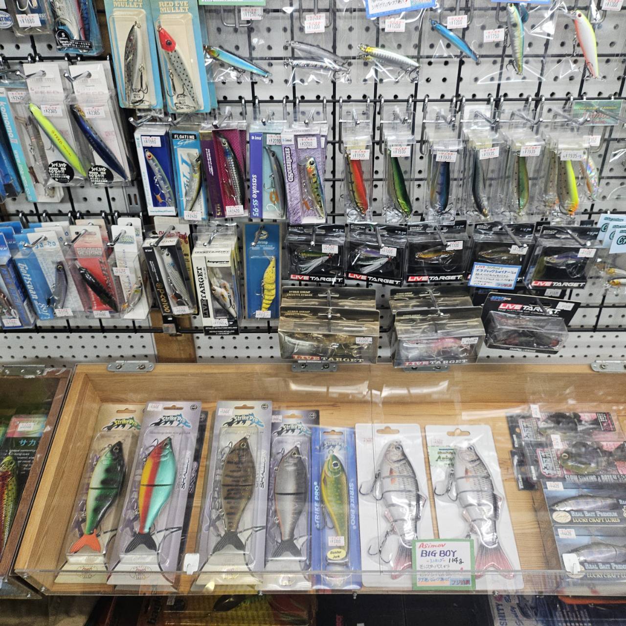ショーケースに並ぶ新品ルアーやリール