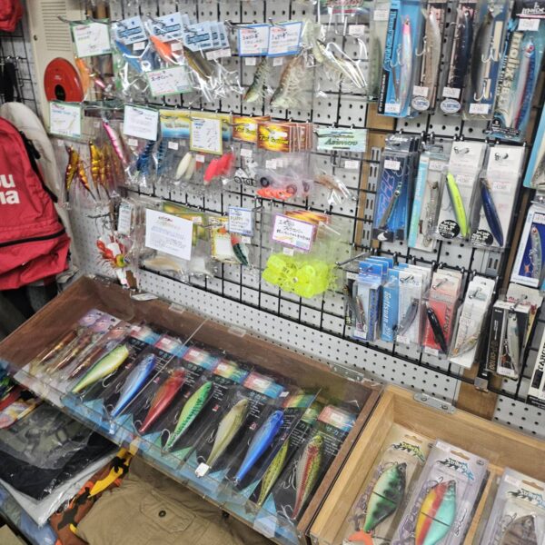 ショーケースに並ぶリール在庫