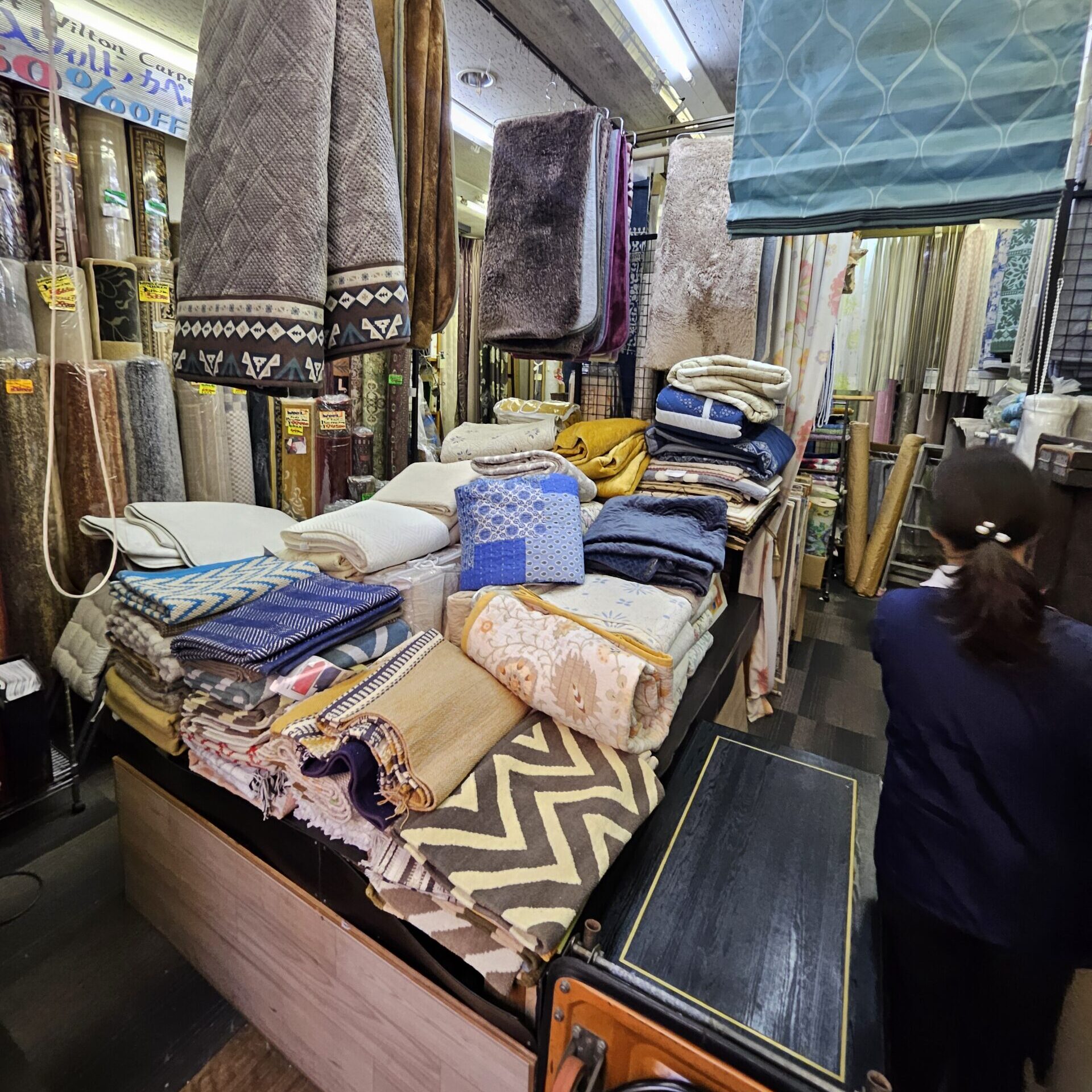 【東京都のカーペット店様｜輸入カーペットを含む1,500点を一括買取】
