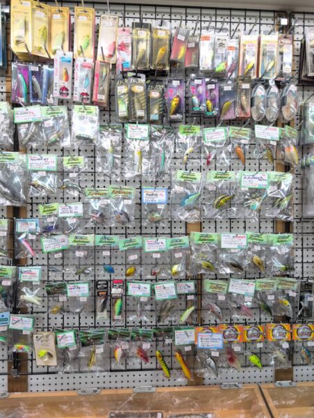 陳列棚に整然と並ぶルアー
