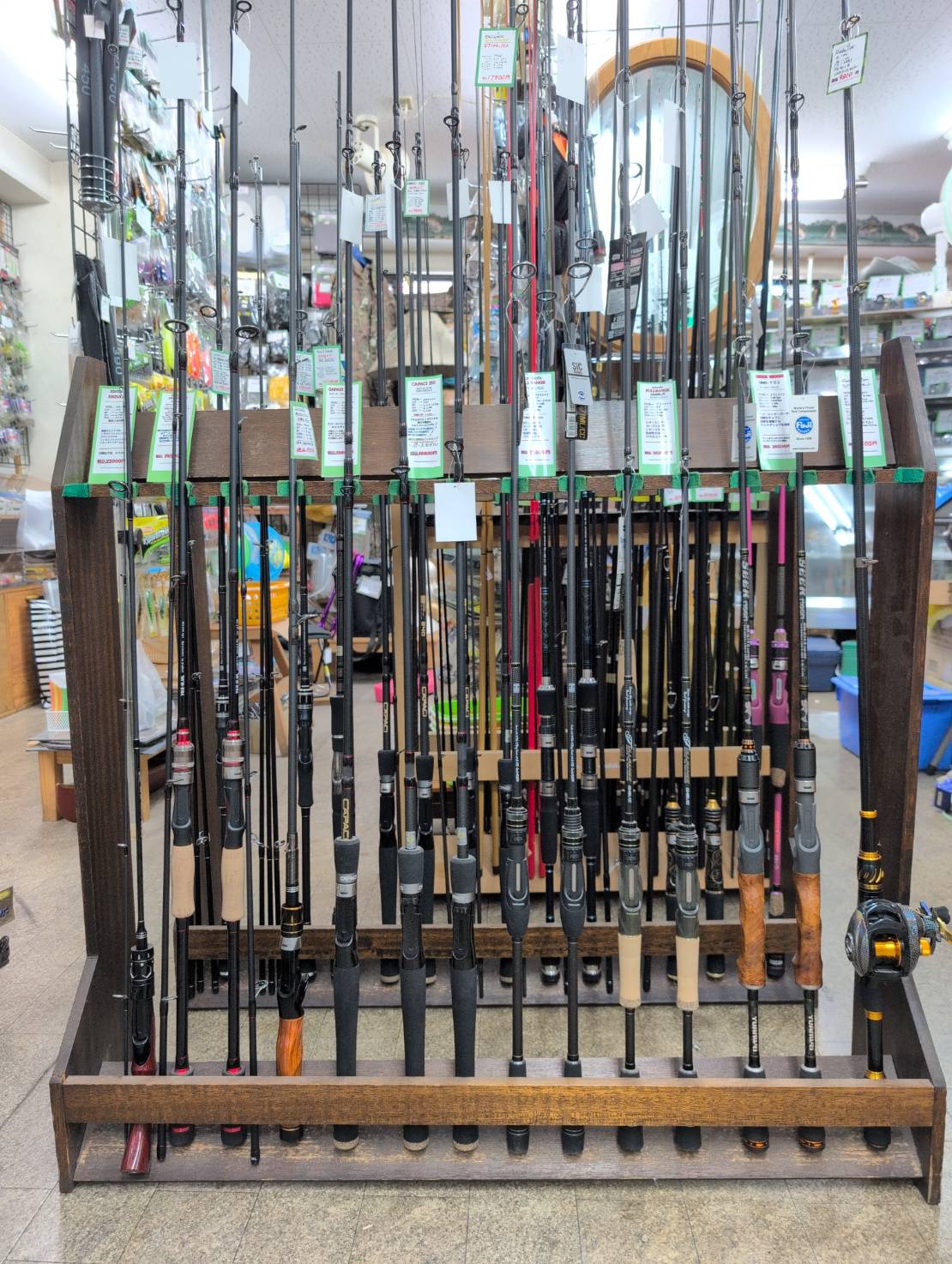 ルアーがぎっしり並ぶ売場の様子