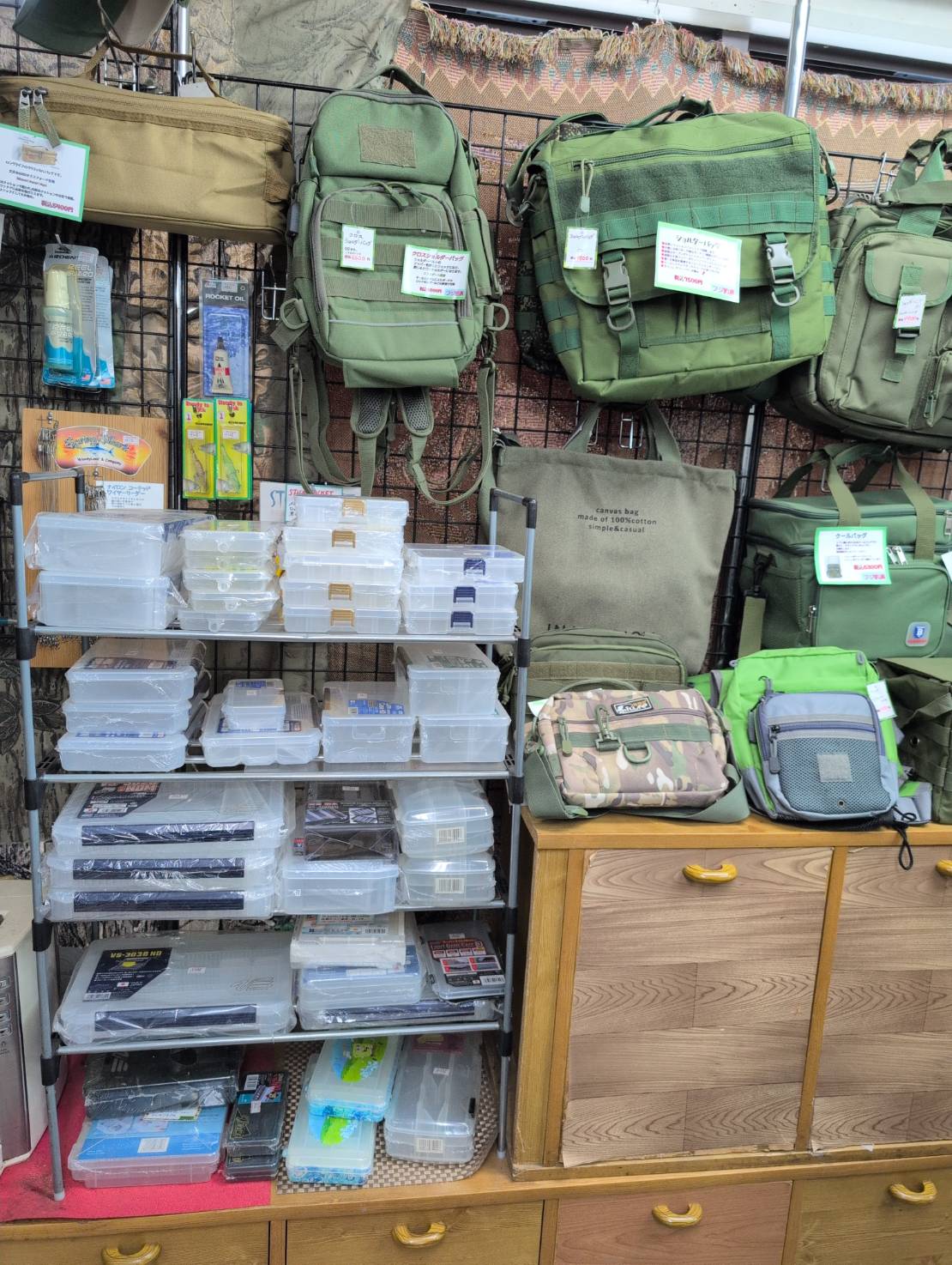 店内在庫の一部が箱詰めされた様子