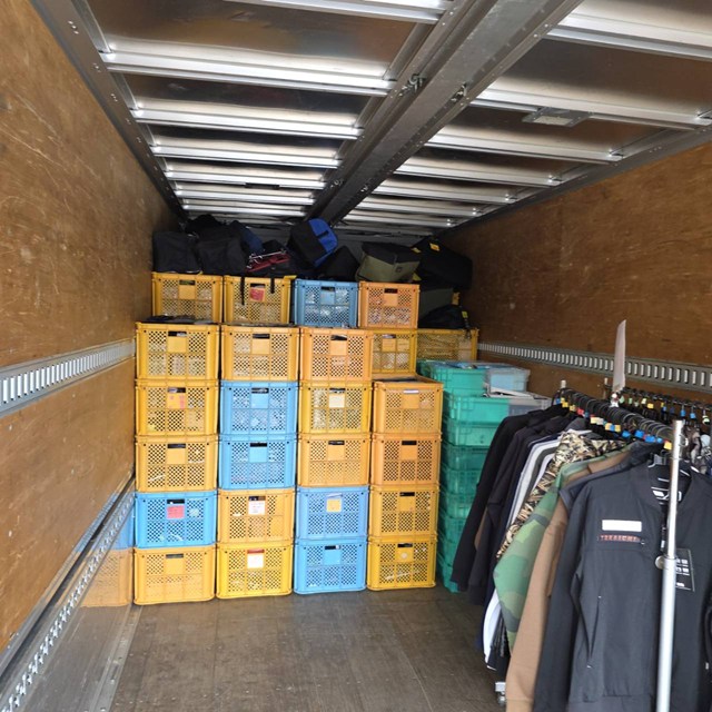 閉店後の店内に残った在庫の様子