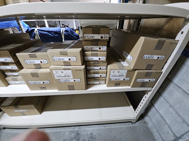 棚に並んだエアコン工事用のジョイント部材や配管カバー
