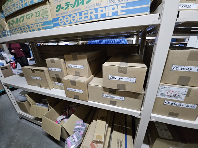 エアコン工事関連部材が種類ごとに保管されている様子