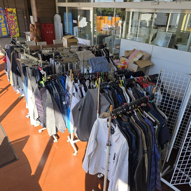店内に残っていた作業服や関連商品の在庫