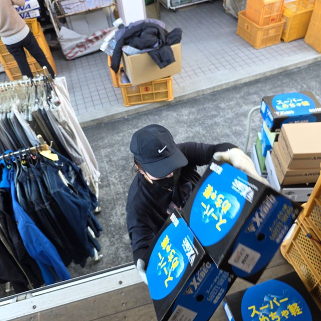 作業服店の閉店在庫を搬出している様子