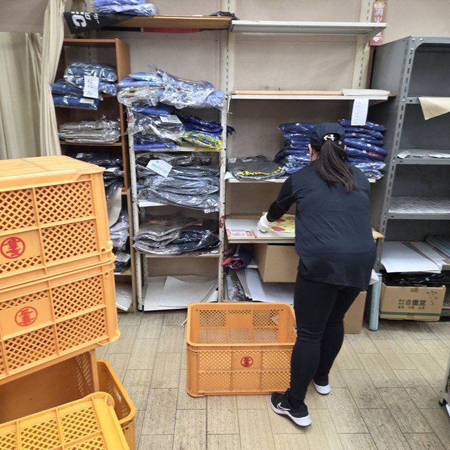 店内棚に残っていた作業服を整理している様子
