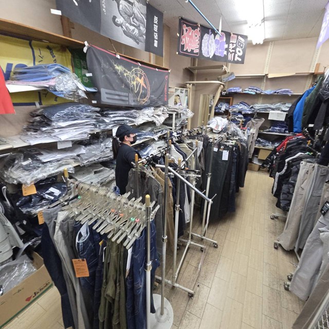 作業服店の店内に残っていた作業服や作業用品