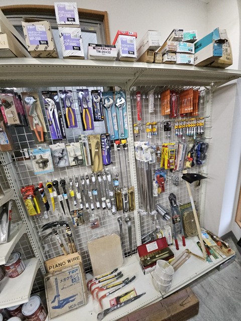 金物店の店内に陳列されていた工具や作業用品