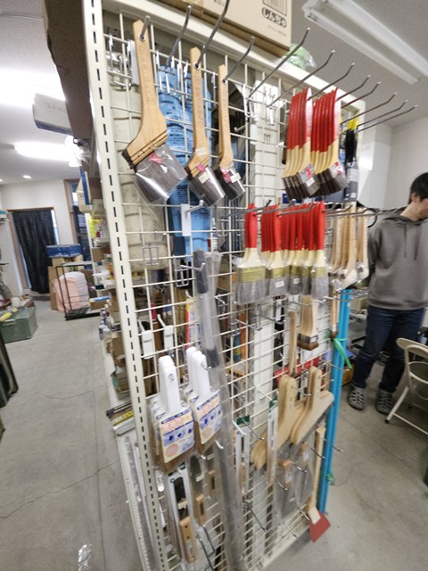 金物店に残っていた刷毛や塗装用品の在庫