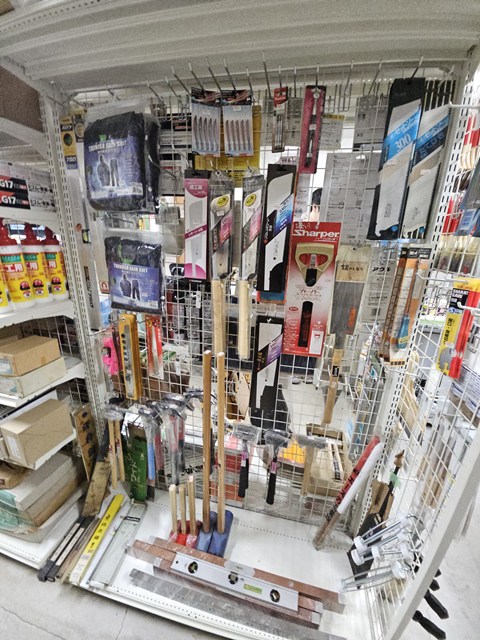 閉店に伴い買取した工具や作業用品が並ぶ店内棚