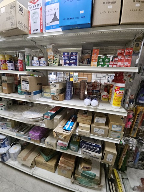 金物店の棚に残っていた塗料や接着剤などの商品在庫