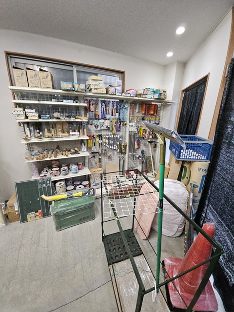 閉店前の金物店に残っていた商品在庫と店舗備品