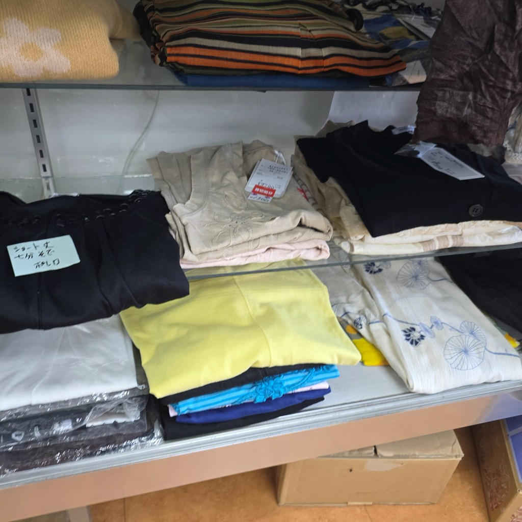 奈良県の衣料品店様より買取した年配向け婦人服の在庫