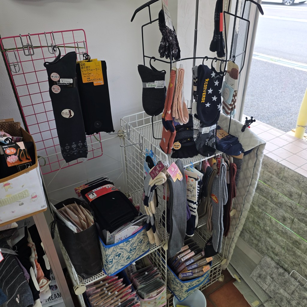 店頭付近に陳列されていた靴下や服飾小物の在庫