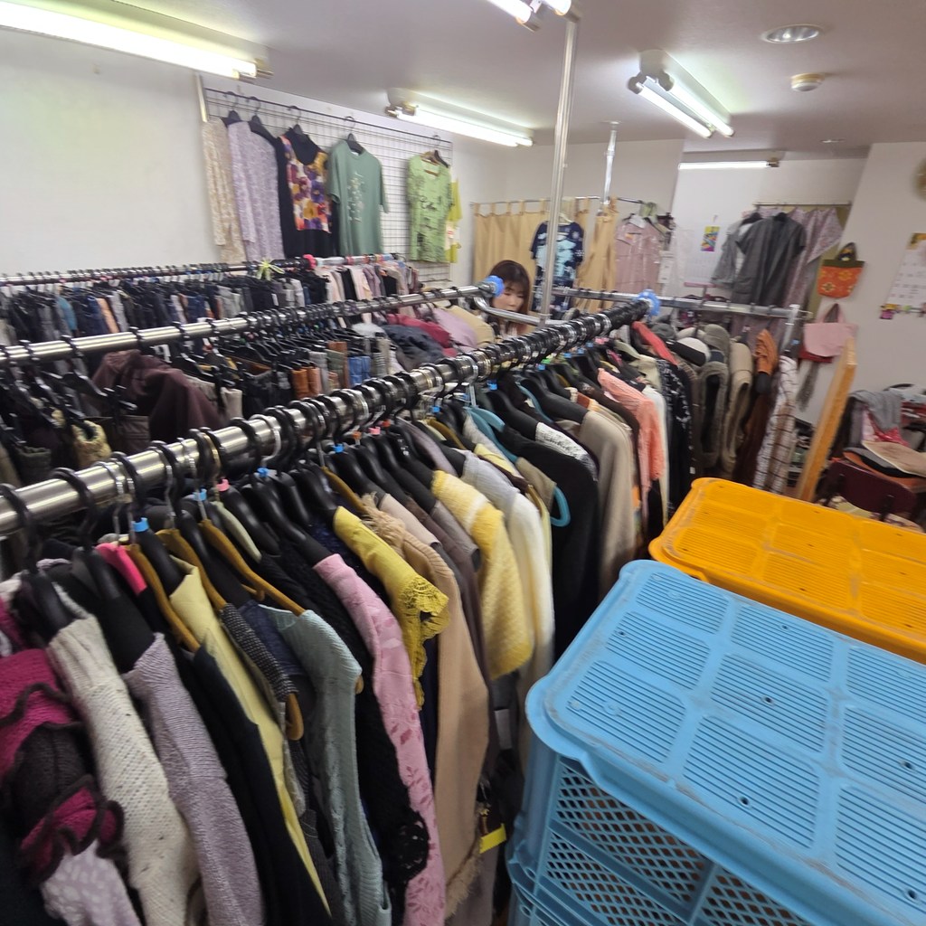 ラックに並んだ年配向けのおしゃれな婦人服