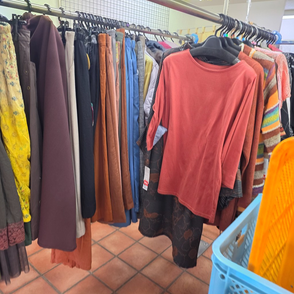 色柄の良い婦人服やパンツが並ぶ店内在庫