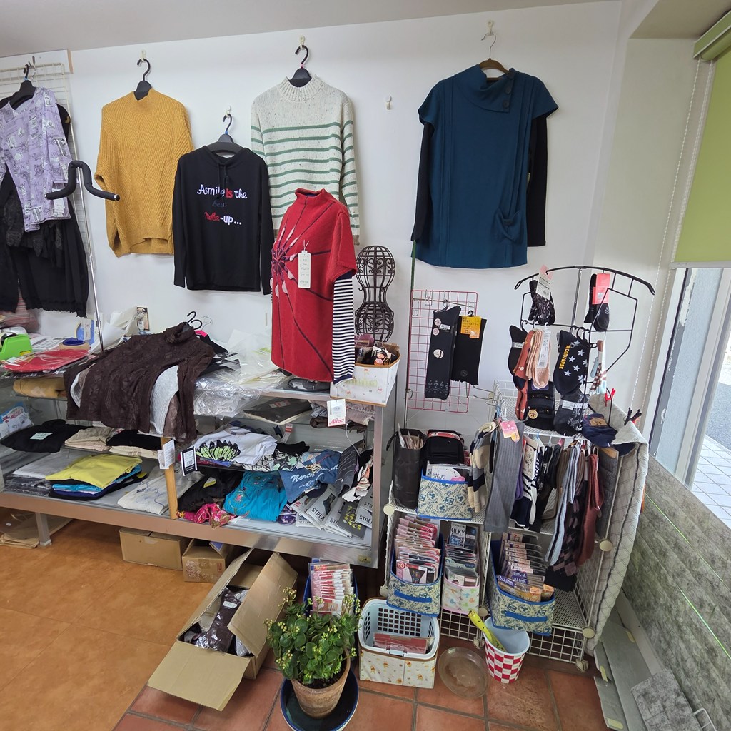 店内に陳列されていた婦人服や服飾小物の在庫