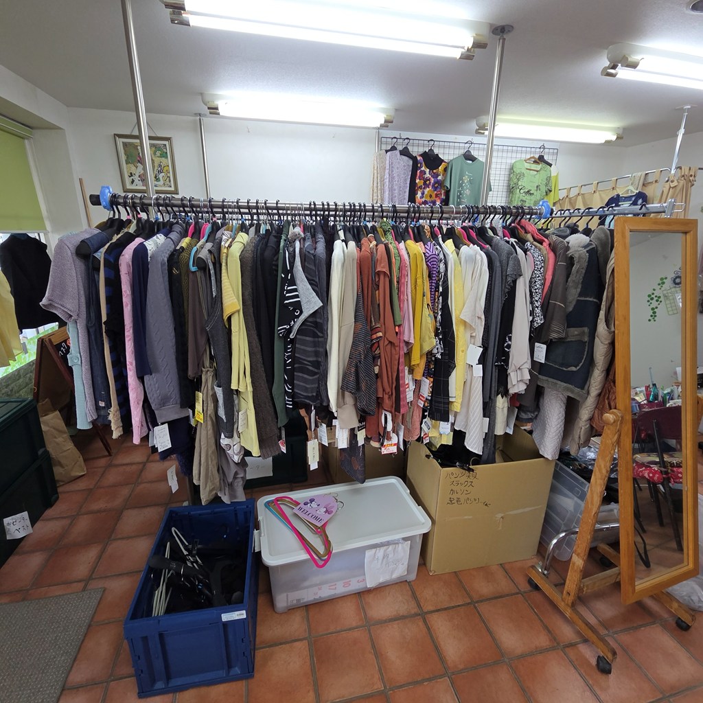 ラックにまとまって並んだ婦人服の閉店在庫