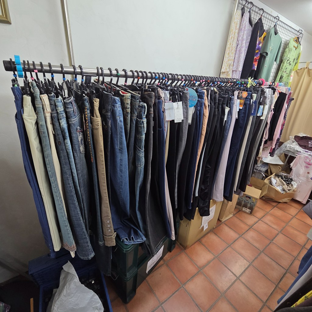 パンツやボトムス類がまとまって残っていた店内在庫