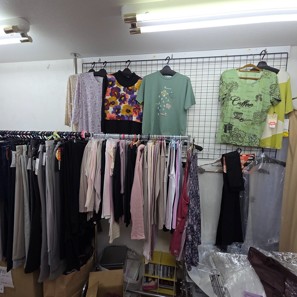 壁面に陳列されていた婦人服やカットソーの在庫