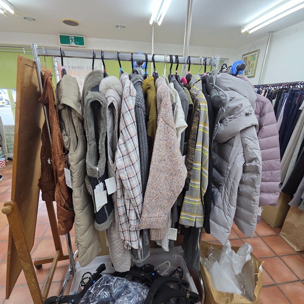 ラックに並んだアウターや婦人服の閉店在庫
