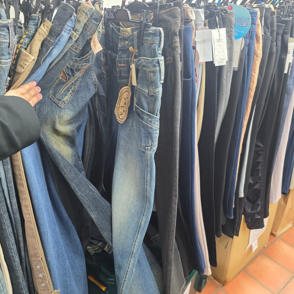 デニムやパンツ類がまとまって残っていた婦人服在庫