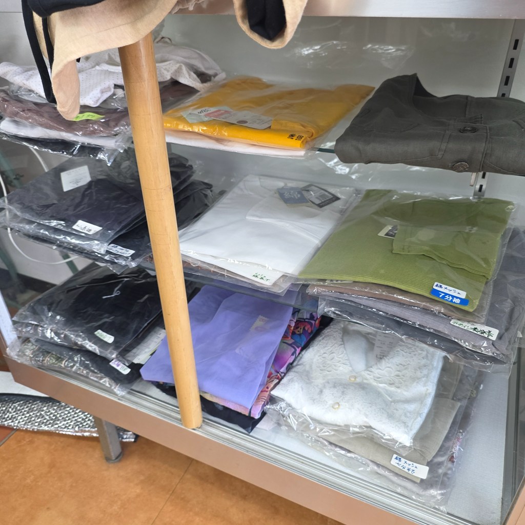 棚に保管されていた婦人服や衣料品在庫