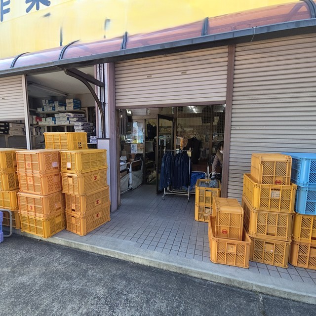 静岡県の作業服店様の閉店に伴う在庫一括買取｜4トントラック満載の作業服・工具類を買取