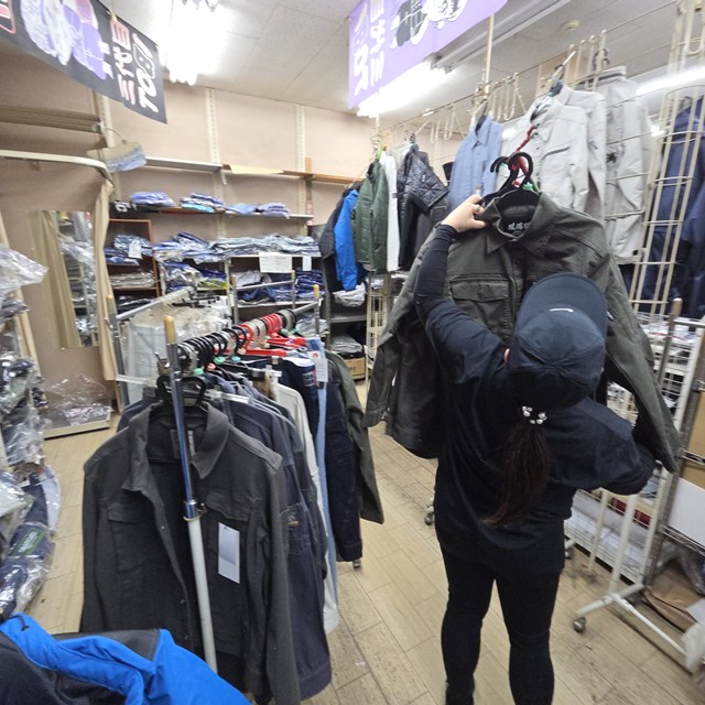 店内に残っていた作業服を確認している様子