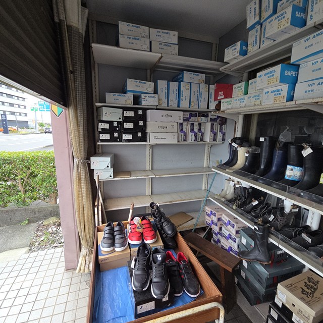 作業服店に残っていた安全靴や長靴の在庫
