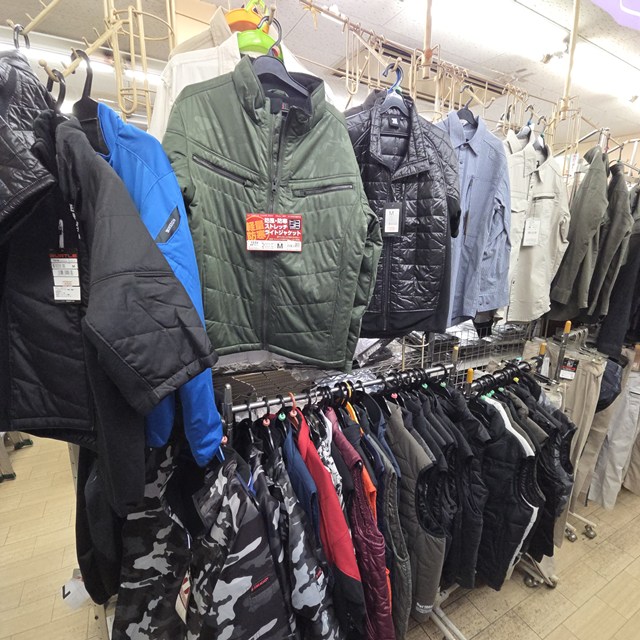 店内に陳列されていた作業服や防寒着の在庫