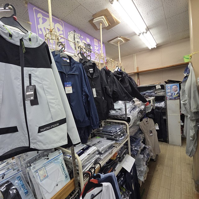 作業服店に残っていたジャケットや作業着の在庫