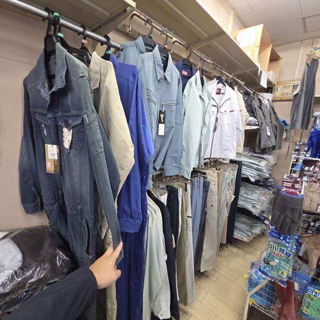 作業服店の店内に残っていた作業着やズボンの在庫