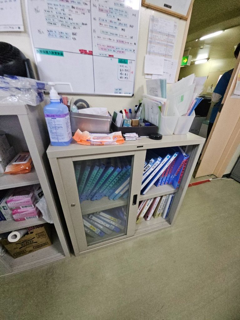 浜松市の病院様より買取したガラス戸棚