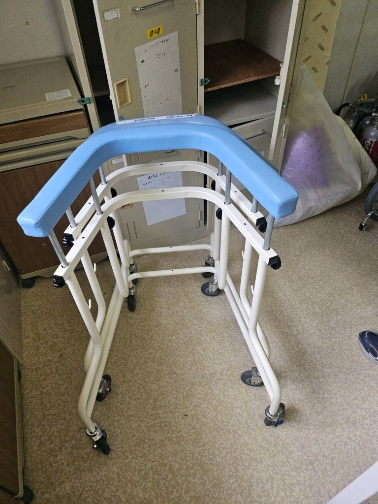 浜松市の病院様より買取した歩行器