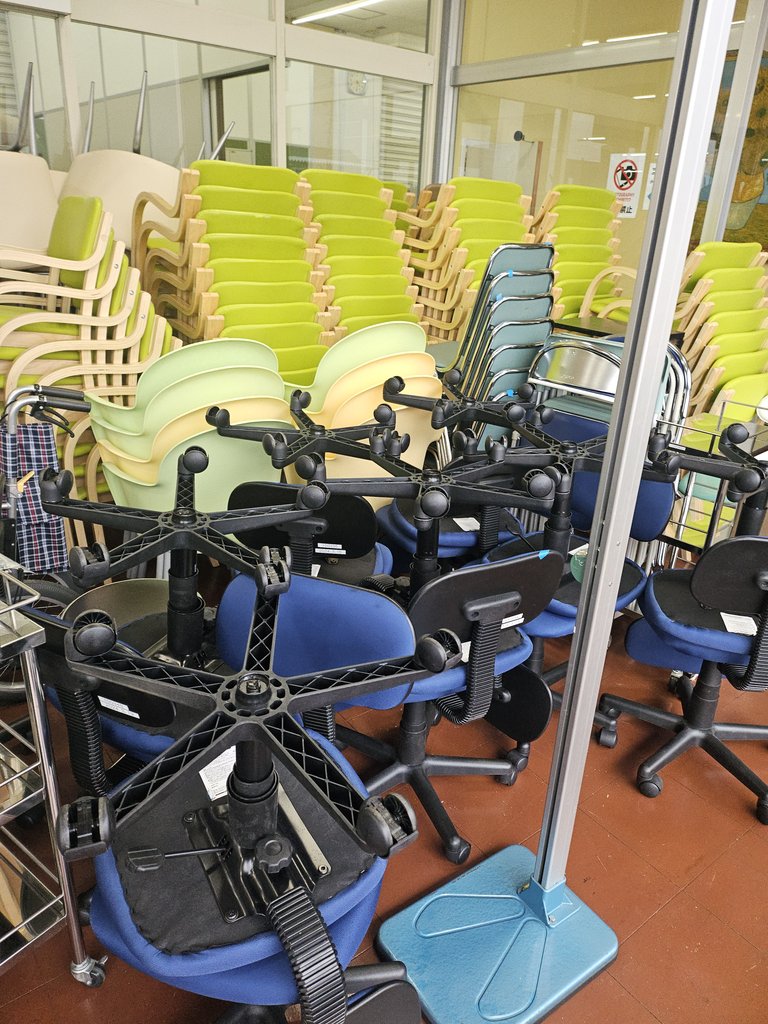 搬出後に倉庫へ運び込んだ椅子