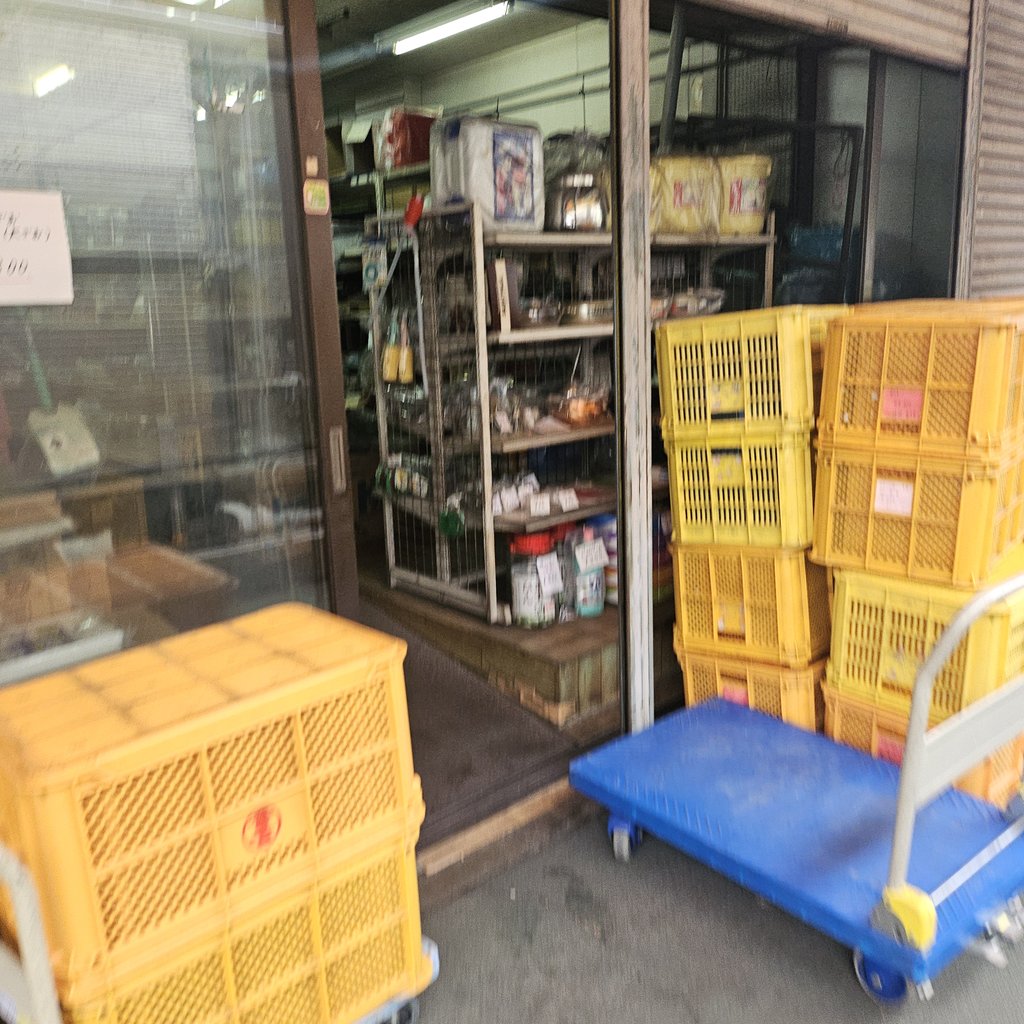 買取商品を詰めたコンテナと運搬用の台車