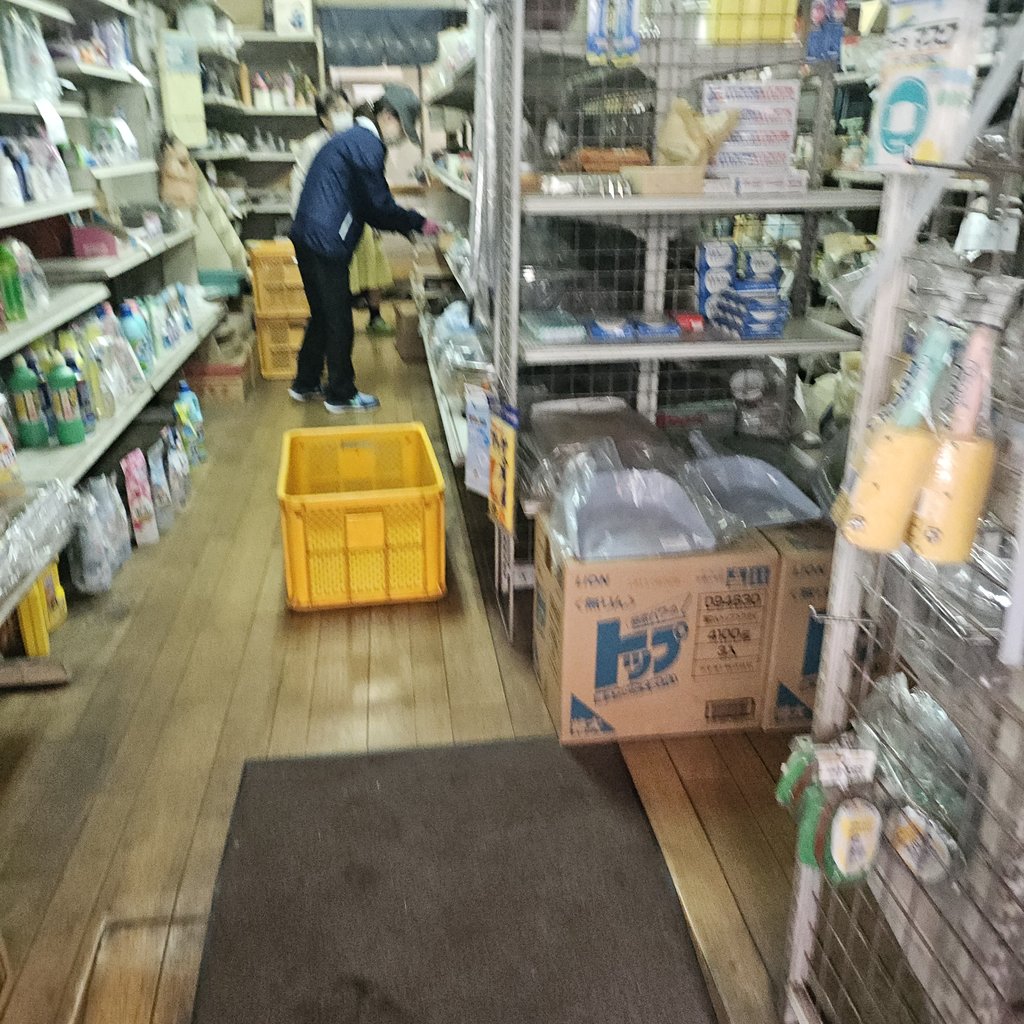 店内の商品を確認しながら買取品を仕分けしている様子