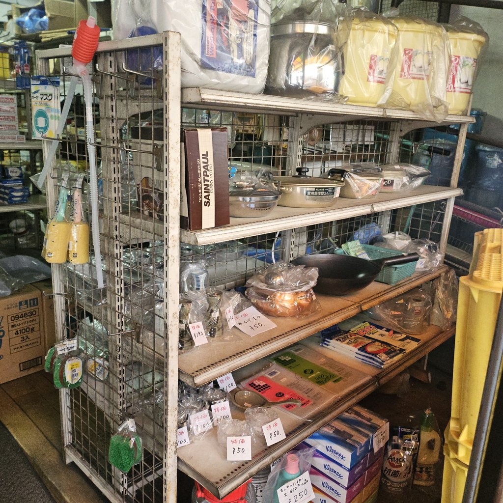 店内の棚に並んでいた鍋や保存容器などの在庫