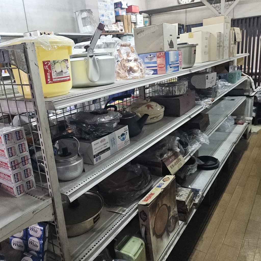 調理器具や台所用品が並ぶ店内の棚
