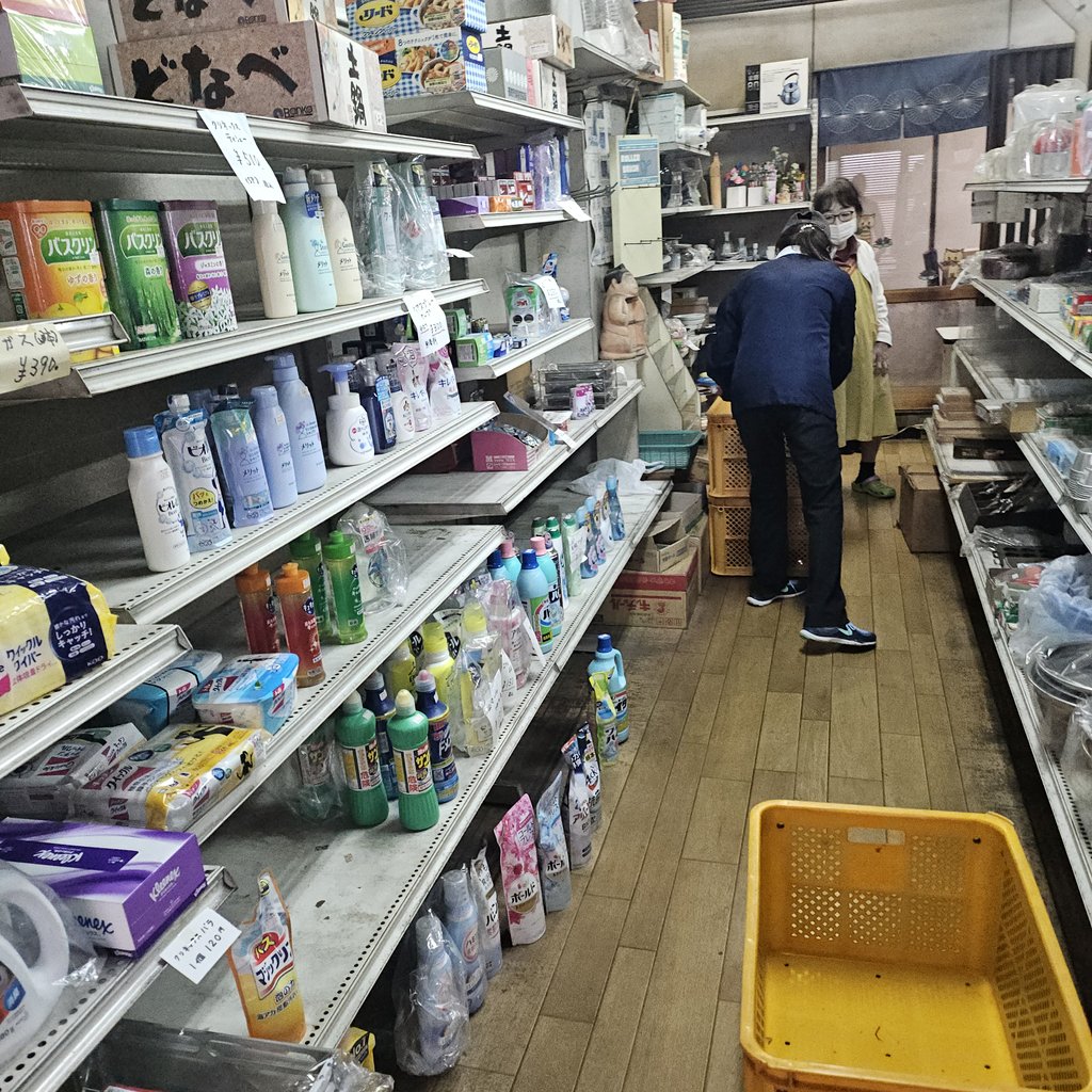 東京都の生活用品店様の閉店に伴う店内在庫の一括買取事例｜シャンプー・洗剤・調理器具など日用品を2トントラック1台分