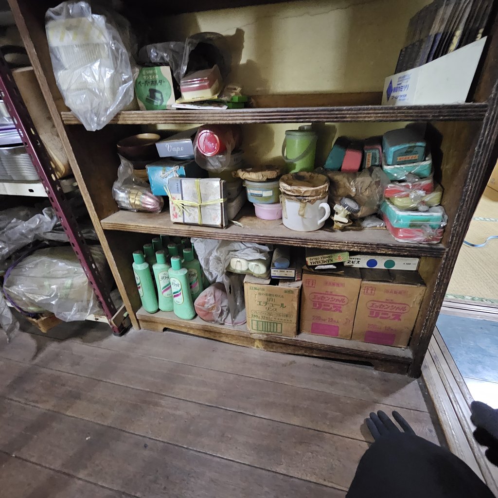 店内の棚に並んでいた鍋や容器などの荒物在庫