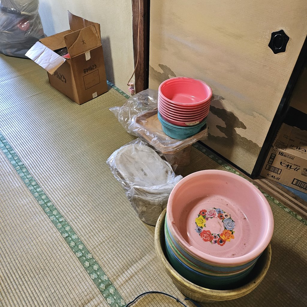 店の奥に残っていた洗面器や桶などの日用品