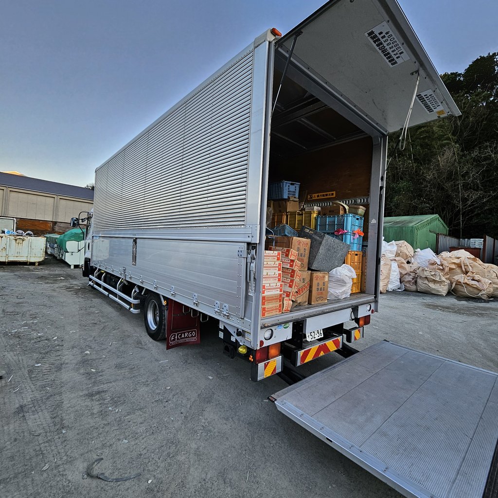 買取した荒物在庫をトラックに積み込んだ荷台